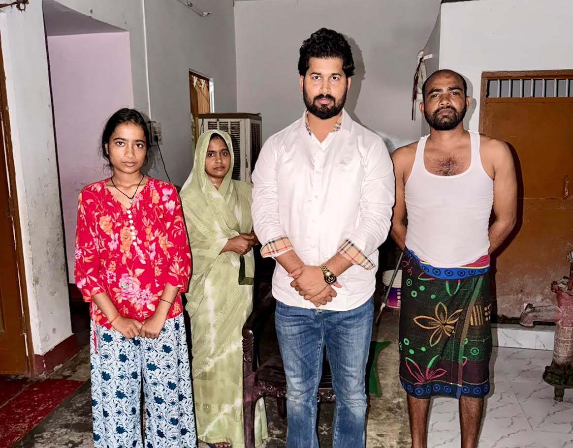 अंबेडकरनगर की छात्रा नंदिनी प्रजापति को शिक्षा सहायता प्रदान करते सामाजिक कार्यकर्ता।