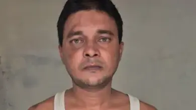 लखनऊ एयरपोर्ट पर बम की सूचना के बाद सुरक्षा जांच में जुटी सीआईएसएफ और अन्य एजेंसियां।