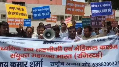 लखनऊ में आयुष बोर्ड कार्यालय के बाहर प्रदर्शन और पुलिस की मौजूदगी की सांकेतिक तस्वीर।