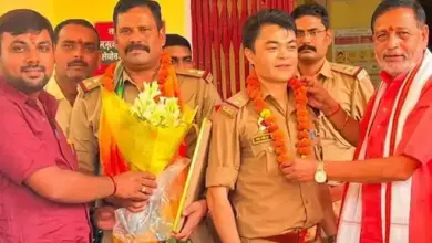 लखनऊ के निगोहां में चोरी की भैंस बरामद करने के बाद पुलिस टीम के साथ ब्लॉक प्रमुख और बरामद भैंसें।