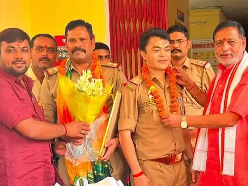 लखनऊ के निगोहां में चोरी की भैंस बरामद करने के बाद पुलिस टीम के साथ ब्लॉक प्रमुख और बरामद भैंसें।