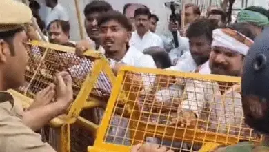 लखनऊ में मुख्यमंत्री आवास की ओर मार्च कर रहे कांग्रेस कार्यकर्ता और उन्हें रोकने के लिए तैनात पुलिस बल।