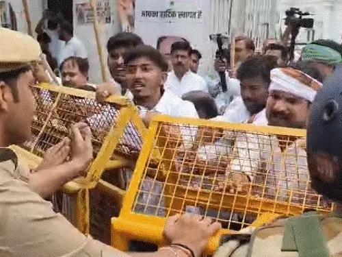 लखनऊ में मुख्यमंत्री आवास की ओर मार्च कर रहे कांग्रेस कार्यकर्ता और उन्हें रोकने के लिए तैनात पुलिस बल।