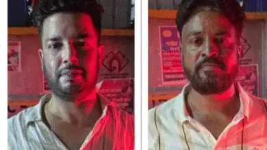 लखनऊ के फर्जी इंटरनेशनल कॉल सेंटर से जुड़ी साइबर ठगी के आरोप में गिरफ्तार आरोपी पुलिस हिरासत में।