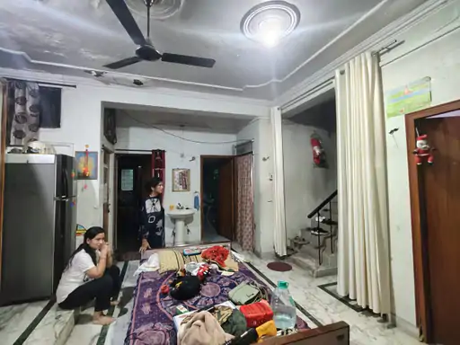 लखनऊ के गोमतीनगर स्थित बंद मकान में चोरी की घटना के बाद जांच करती पुलिस का सांकेतिक दृश्य।