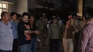 लखनऊ में कथित इंटरनेशनल कॉल सेंटर पर छापेमारी के दौरान कंप्यूटर और इलेक्ट्रॉनिक उपकरणों की जांच करती पुलिस टीम।