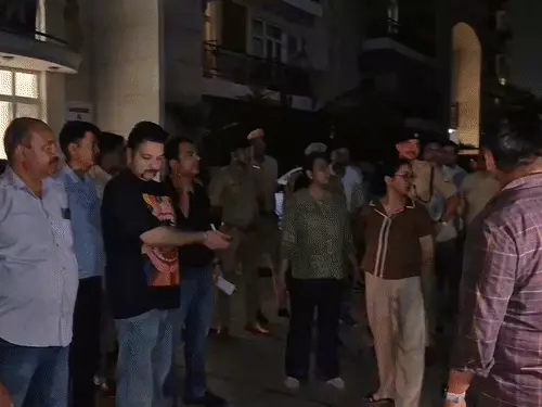लखनऊ में कथित इंटरनेशनल कॉल सेंटर पर छापेमारी के दौरान कंप्यूटर और इलेक्ट्रॉनिक उपकरणों की जांच करती पुलिस टीम।