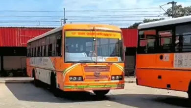 लखनऊ-कानपुर एक्सप्रेसवे पर दौड़ती उत्तर प्रदेश रोडवेज की बस।