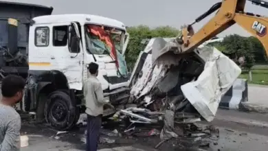 लखनऊ के किसान पथ पर डंपर और ट्रॉला की टक्कर के बाद क्षतिग्रस्त वाहनों और जाम का दृश्य।