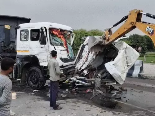 लखनऊ के किसान पथ पर डंपर और ट्रॉला की टक्कर के बाद क्षतिग्रस्त वाहनों और जाम का दृश्य।