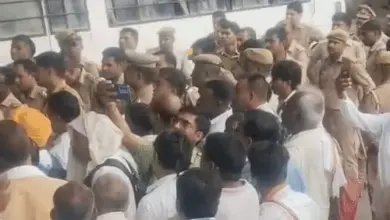 लखनऊ के चारबाग में प्रदर्शन कर रहे कोटेदारों को रोकती पुलिस।