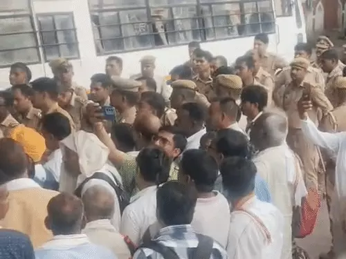 चारबाग पर प्रदर्शन कर रहे कोटेदारों को पुलिस द्वारा रोके जाने का दृश्य।