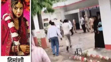 लखनऊ के इटौंजा थाने के बाहर नवविवाहिता की मौत के मामले में प्रदर्शन करते परिजन और पुलिस।