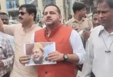 लखनऊ में मौलाना जरजिस के खिलाफ प्रदर्शन और पुतला दहन का दृश्य