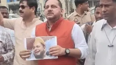 लखनऊ में मौलाना जरजिस के खिलाफ प्रदर्शन और पुतला दहन का दृश्य