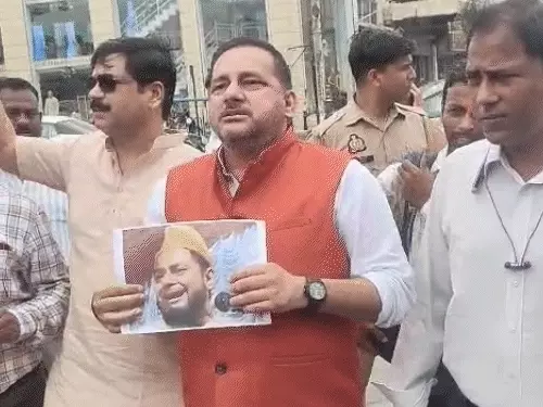 लखनऊ में मौलाना जरजिस के खिलाफ प्रदर्शन और पुतला दहन का दृश्य