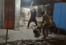 लखनऊ के इंदिरानगर क्षेत्र में रंगदारी विवाद के बाद घायल युवक और जांच में जुटी पुलिस का सांकेतिक दृश्य।