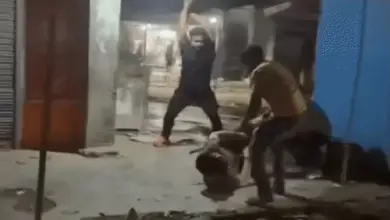 लखनऊ के इंदिरानगर क्षेत्र में रंगदारी विवाद के बाद घायल युवक और जांच में जुटी पुलिस का सांकेतिक दृश्य।