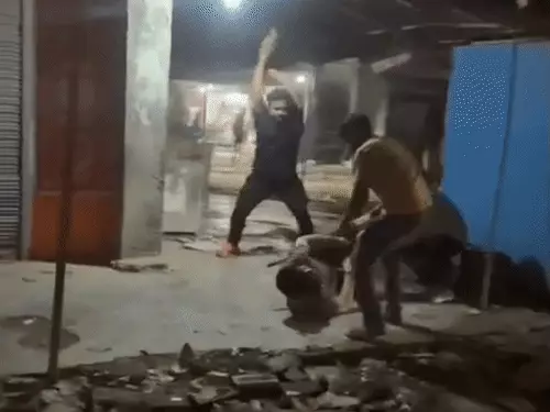 लखनऊ के इंदिरानगर क्षेत्र में रंगदारी विवाद के बाद घायल युवक और जांच में जुटी पुलिस का सांकेतिक दृश्य।