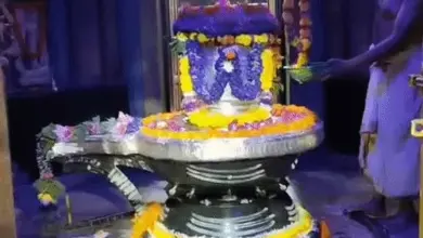 लखनऊ के मनकामेश्वर और अन्य शिव मंदिरों में सावन के पहले दिन पूजा-अर्चना करते श्रद्धालुओं की सांकेतिक तस्वीर।