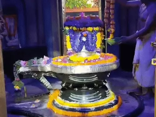 लखनऊ के मनकामेश्वर और अन्य शिव मंदिरों में सावन के पहले दिन पूजा-अर्चना करते श्रद्धालुओं की सांकेतिक तस्वीर।
