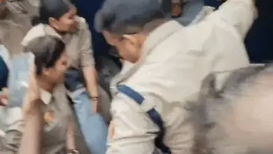 लखनऊ में प्रदर्शन के दौरान छात्रों और पुलिस के बीच नोकझोंक का दृश्य।