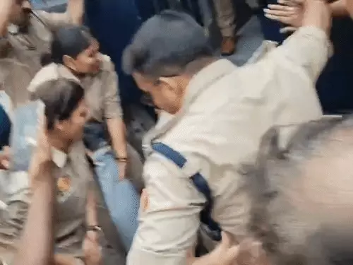 लखनऊ में प्रदर्शन के दौरान छात्रों और पुलिस के बीच नोकझोंक का दृश्य।