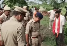 महोबा के हनुमान मंदिर में पुजारी की हत्या के बाद मौके पर जांच करती पुलिस का सांकेतिक दृश्य।