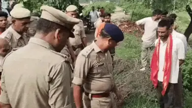 महोबा के हनुमान मंदिर में पुजारी की हत्या के बाद मौके पर जांच करती पुलिस का सांकेतिक दृश्य।
