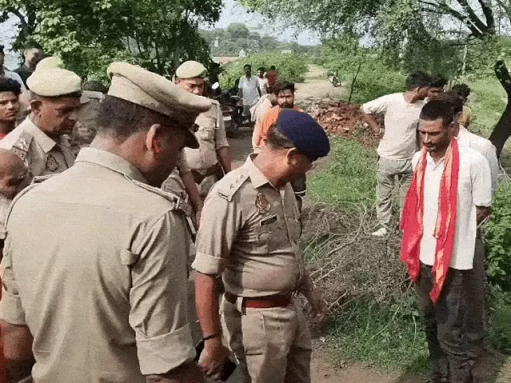 महोबा के हनुमान मंदिर में पुजारी की हत्या के बाद मौके पर जांच करती पुलिस का सांकेतिक दृश्य।