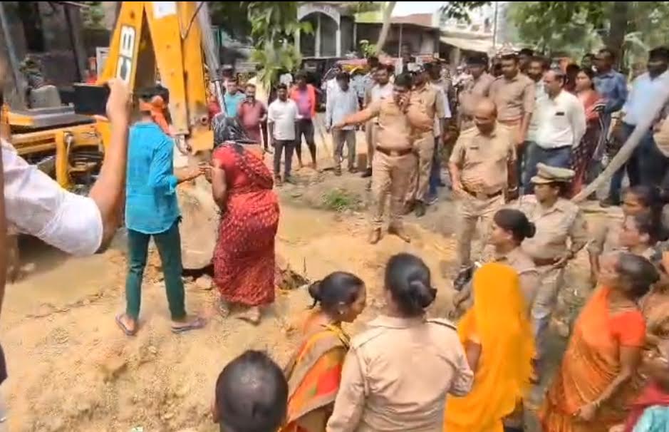 अंबेडकरनगर के मानस नगर में रास्ते के विवाद के दौरान विरोध प्रदर्शन का सांकेतिक दृश्य।
