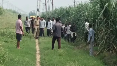मेरठ के कंकरखेड़ा क्षेत्र में रेलवे ट्रैक के पास जांच में जुटी पुलिस और फोरेंसिक टीम।