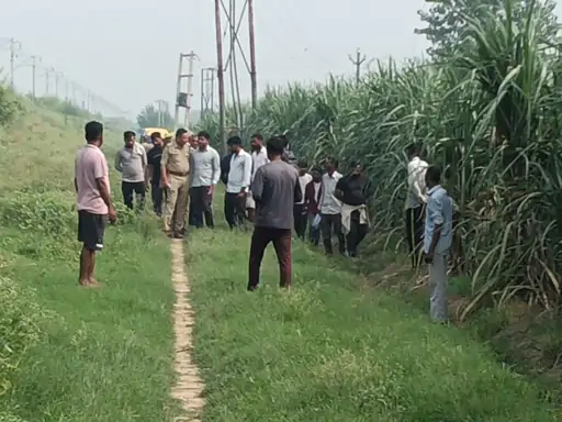 मेरठ के कंकरखेड़ा क्षेत्र में रेलवे ट्रैक के पास जांच में जुटी पुलिस और फोरेंसिक टीम।