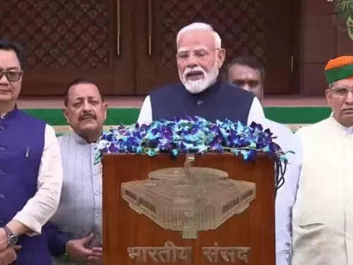 संसद परिसर में मानसून सत्र के पहले दिन मीडिया को संबोधित करते प्रधानमंत्री नरेंद्र मोदी।