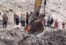 हिमाचल प्रदेश के लाहौल-स्पीति में बाढ़ के दौरान जेसीबी की बकेट से मरीज को नदी पार कराते लोग