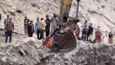 हिमाचल प्रदेश के लाहौल-स्पीति में बाढ़ के दौरान जेसीबी की बकेट से मरीज को नदी पार कराते लोग