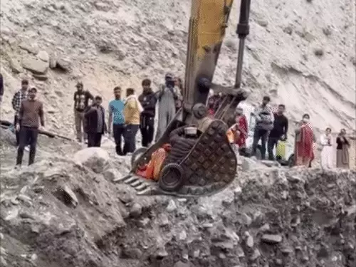 हिमाचल प्रदेश के लाहौल-स्पीति में बाढ़ के दौरान जेसीबी की बकेट से मरीज को नदी पार कराते लोग