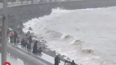 मुंबई में भारी मानसूनी बारिश के दौरान जलभराव और समुद्र में ऊंची लहरें