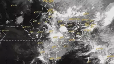 बारिश के मौसम में घने बादलों से ढका आसमान और वर्षा का दृश्य।