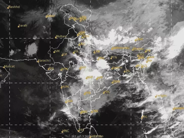 बारिश के मौसम में घने बादलों से ढका आसमान और वर्षा का दृश्य।