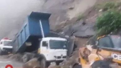 मानसून अपडेट के बीच पहलगाम में बाढ़ और उत्तराखंड में लैंडस्लाइड का दृश्य।