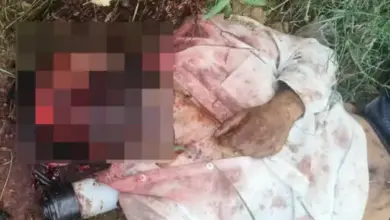 मुरादाबाद के खेत में ट्यूबवेल के पास युवक का शव मिलने के बाद घटनास्थल पर जांच करती पुलिस टीम।