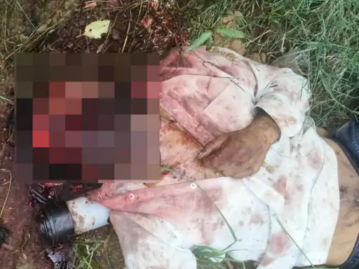 मुरादाबाद के खेत में ट्यूबवेल के पास युवक का शव मिलने के बाद घटनास्थल पर जांच करती पुलिस टीम।