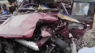 पश्चिम बंगाल के मुर्शिदाबाद में रेलवे क्रॉसिंग पर ट्रेन से टकराने के बाद क्षतिग्रस्त स्कूल वैन।