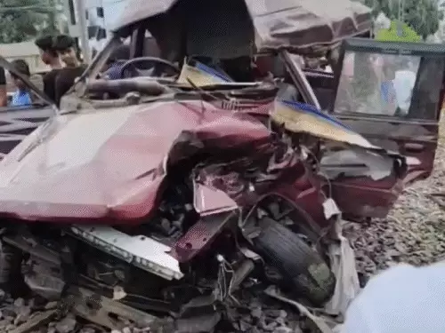 पश्चिम बंगाल के मुर्शिदाबाद में रेलवे क्रॉसिंग पर ट्रेन से टकराने के बाद क्षतिग्रस्त स्कूल वैन।