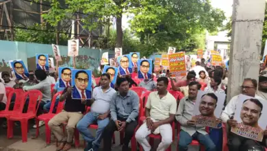 आगरा में वाल्मीकि समाज की महापंचायत में विरोध प्रदर्शन करते लोग।