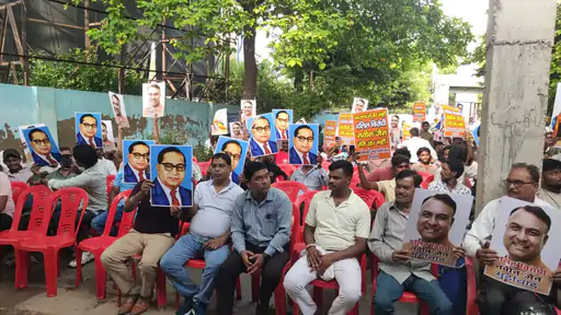 आगरा में वाल्मीकि समाज की महापंचायत में विरोध प्रदर्शन करते लोग।