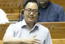 लोकसभा में नीट पेपर लीक मुद्दे पर हंगामा करते विपक्षी सांसद और चर्चा की अपील करते केंद्रीय मंत्री किरेन रिजिजू।
