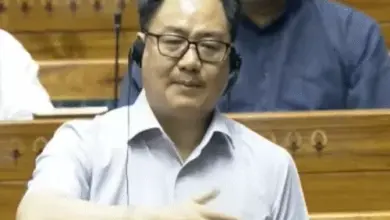 लोकसभा में नीट पेपर लीक मुद्दे पर हंगामा करते विपक्षी सांसद और चर्चा की अपील करते केंद्रीय मंत्री किरेन रिजिजू।