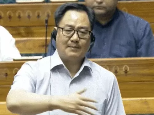 लोकसभा में नीट पेपर लीक मुद्दे पर हंगामा करते विपक्षी सांसद और चर्चा की अपील करते केंद्रीय मंत्री किरेन रिजिजू।